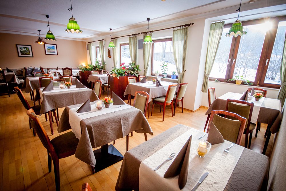 Heller Frühstücksraum mit gedeckten Tischen