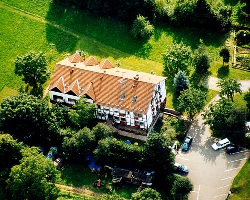 Luftbild: der Luisenhof umgeben von Wiesen und Bäumen