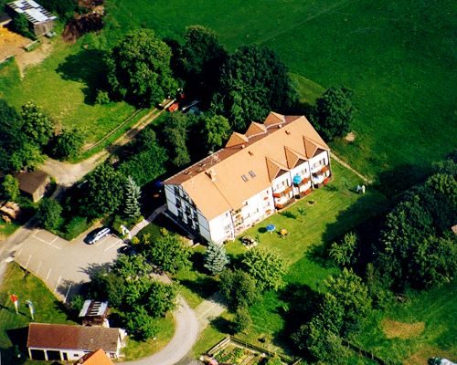 Luftbild: Hotel Luisenhof am Ortsrand im Grünen