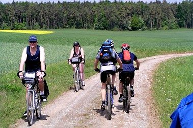 Gruppe von Radfahrern auf einem Feldweg
